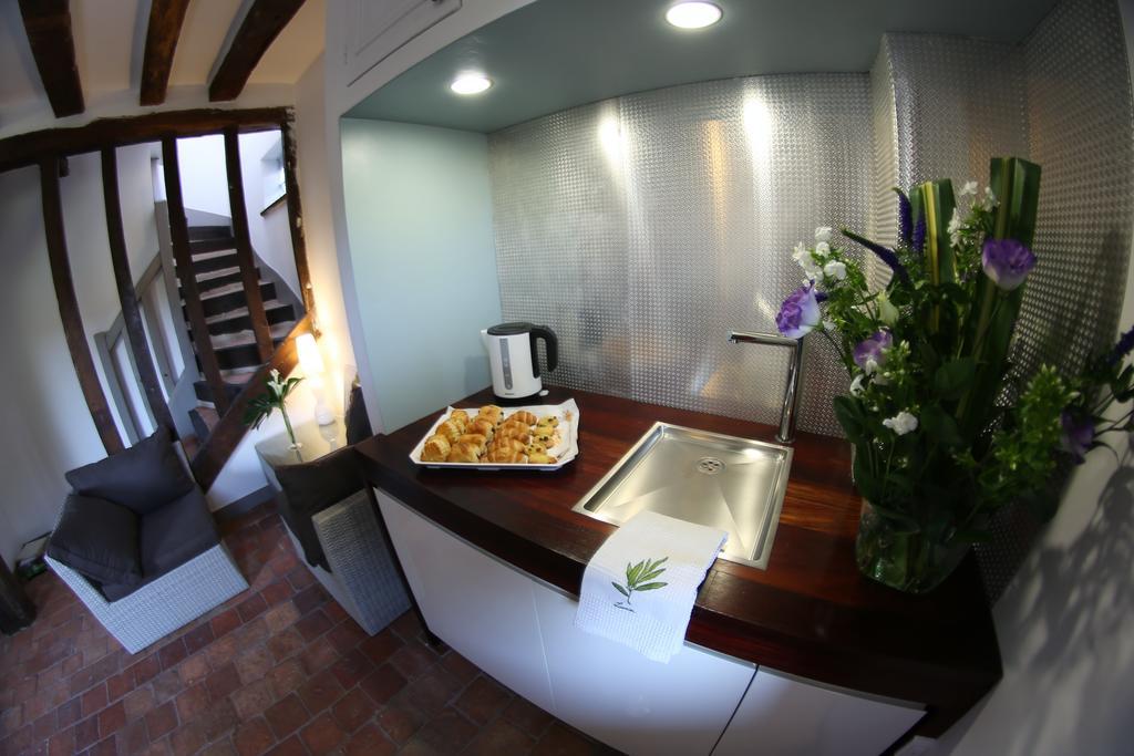 Du Cote De Chez Jos Hotel Безон Екстериор снимка