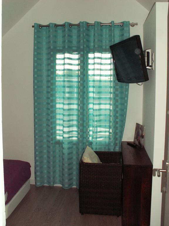 Du Cote De Chez Jos Hotel Безон Стая снимка
