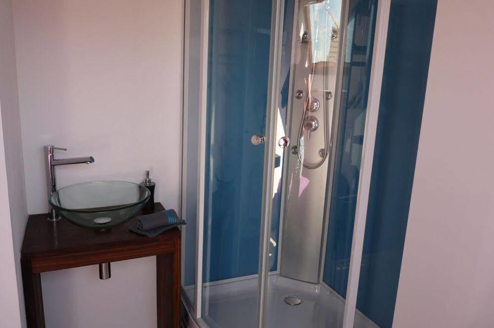 Du Cote De Chez Jos Hotel Безон Екстериор снимка