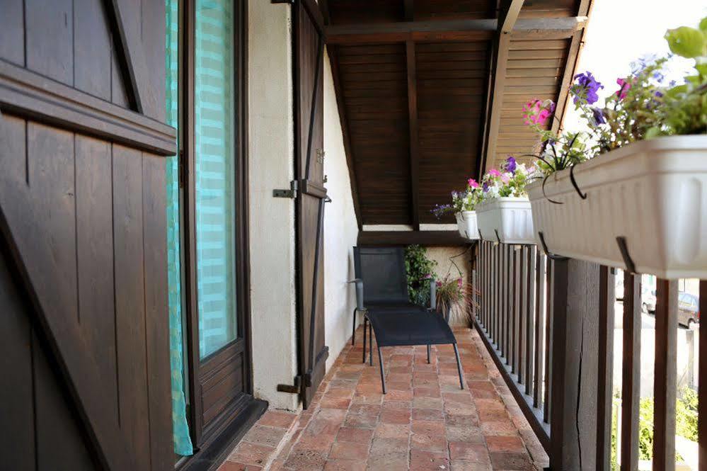Du Cote De Chez Jos Hotel Безон Екстериор снимка